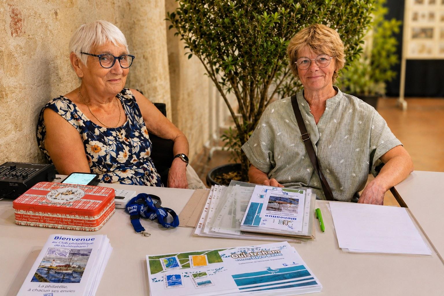 Deux bénévoles du Club Philatélique de Ouistreham accueillent le public sur le stand du CPO