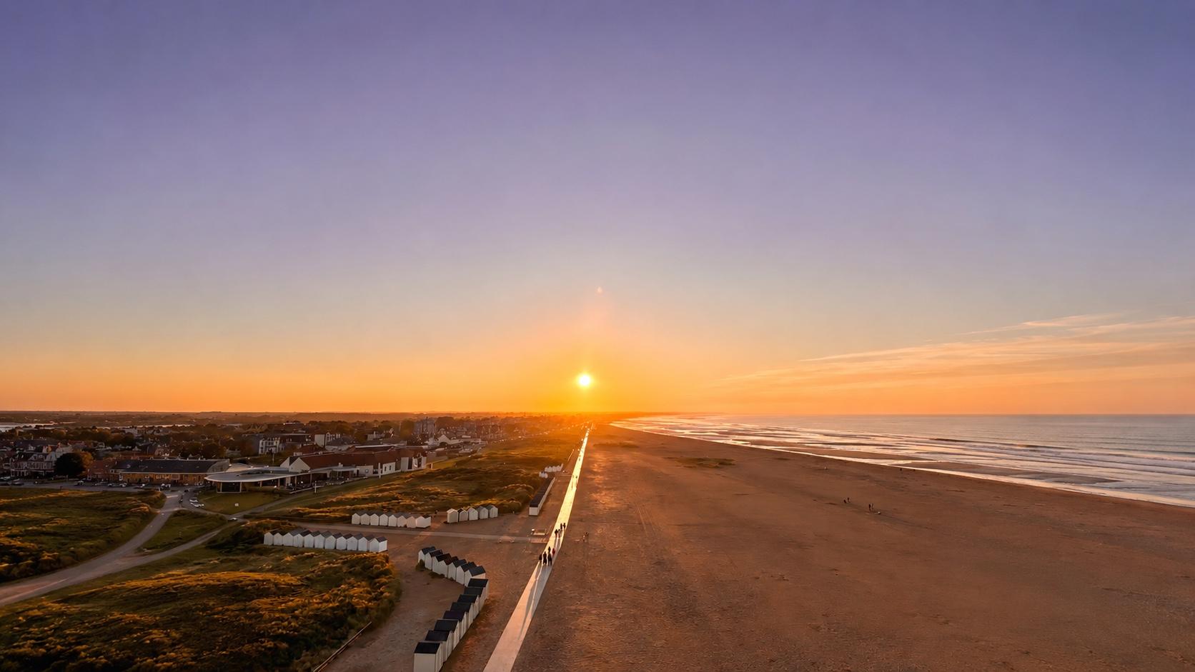 La plage de Ouistreham Riva-Bella au coucher du soleil