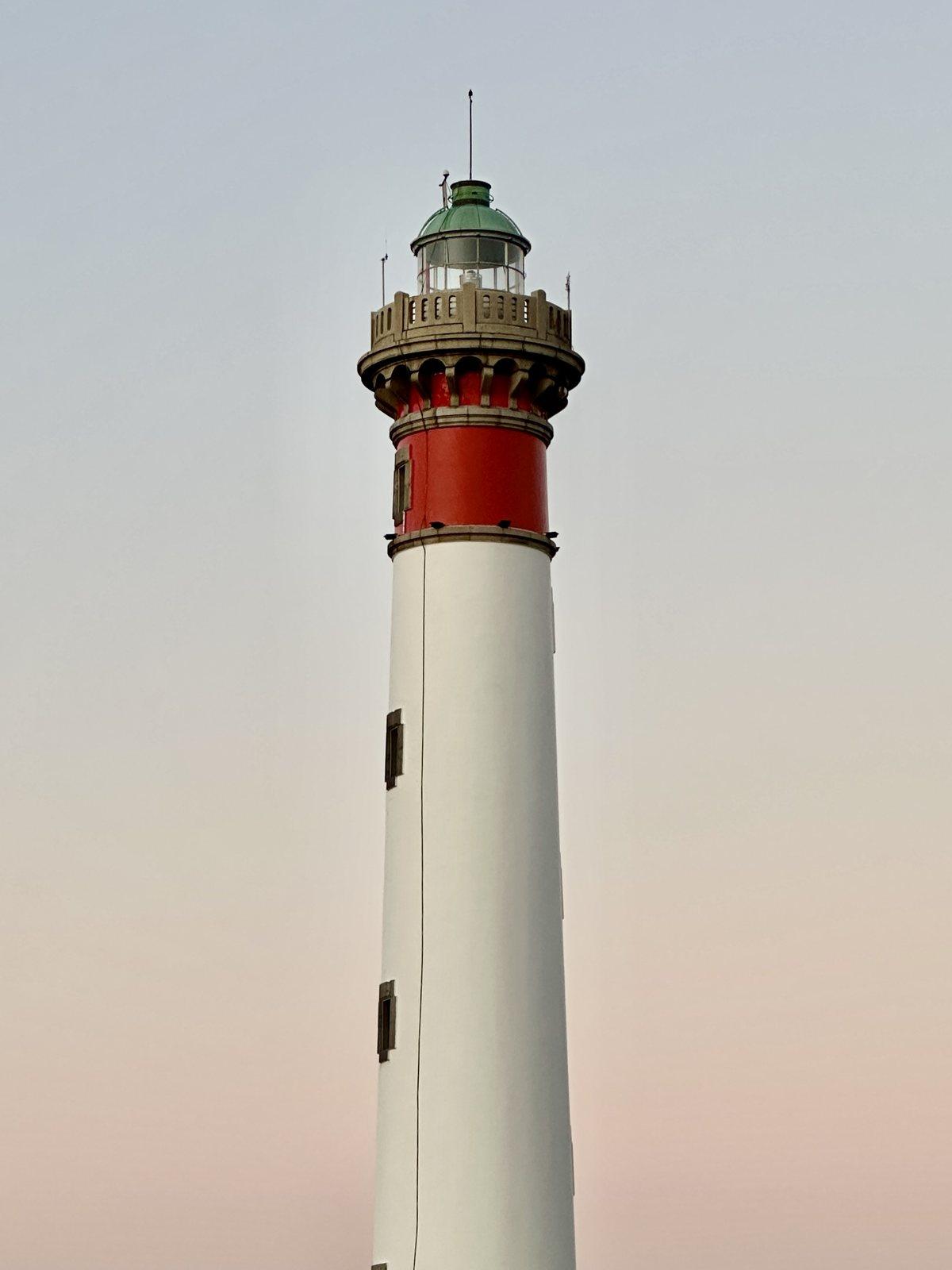 Le phare de Ouistreham au crépuscule