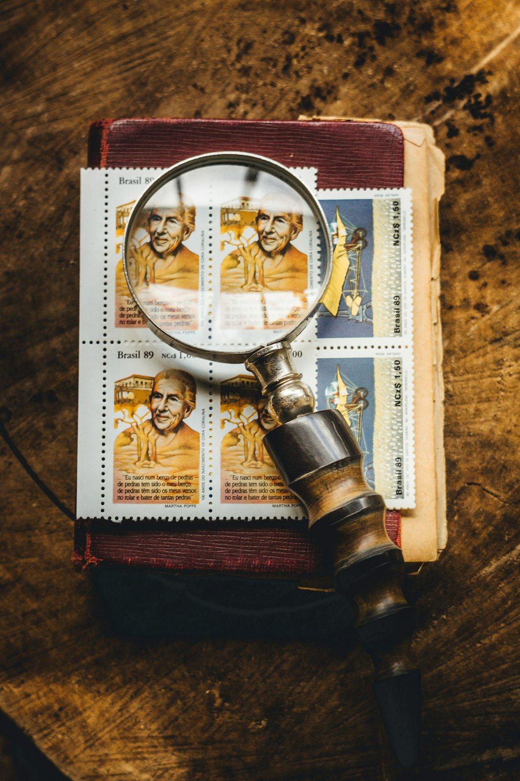 Loupe de collectionneur posée sur des timbres anciens